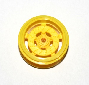 D424 Tractor Tyre Centre 1'' Yellow Plastic Original