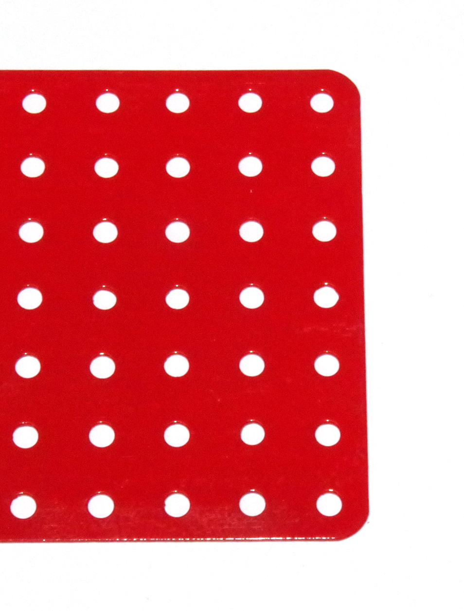 52b Flat Plate 7x15 Hole Red